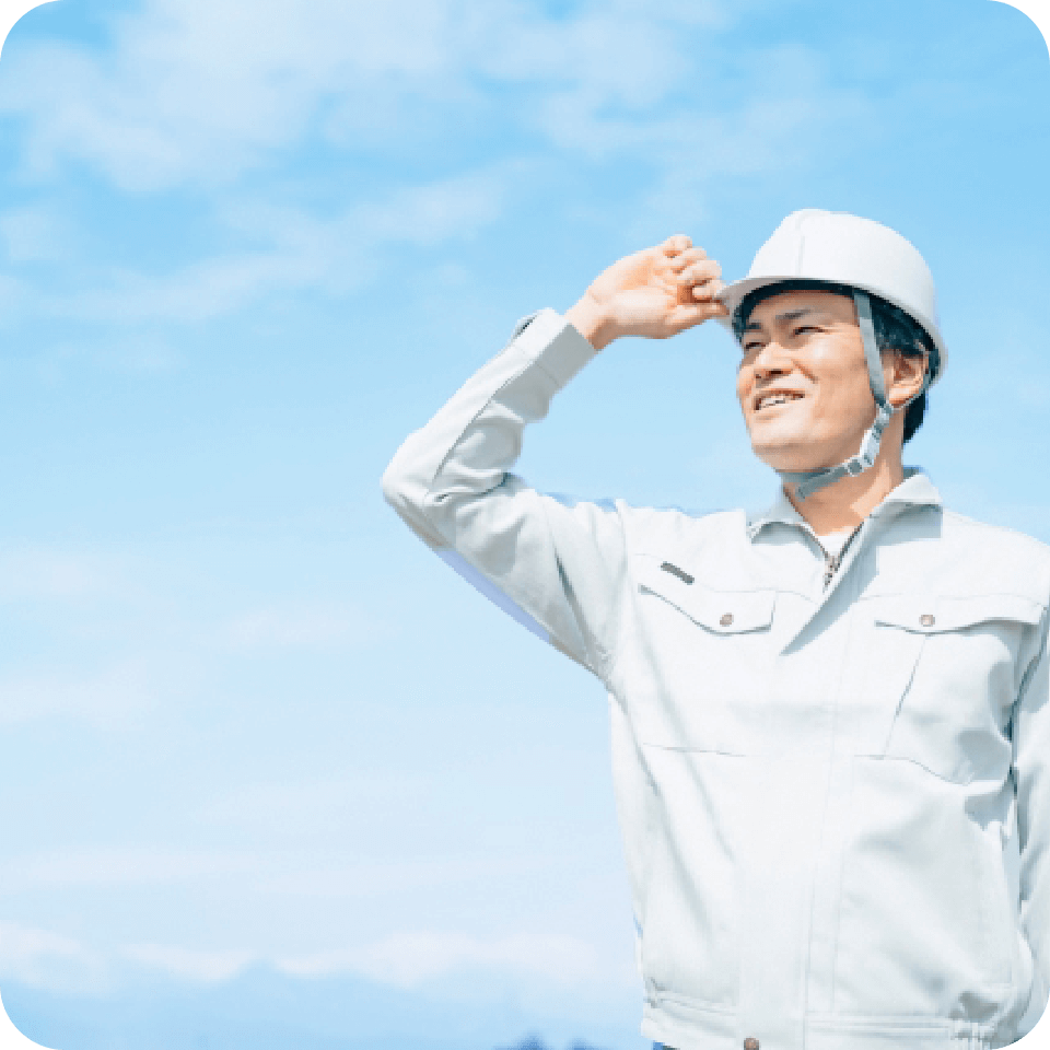 空を見る作業員