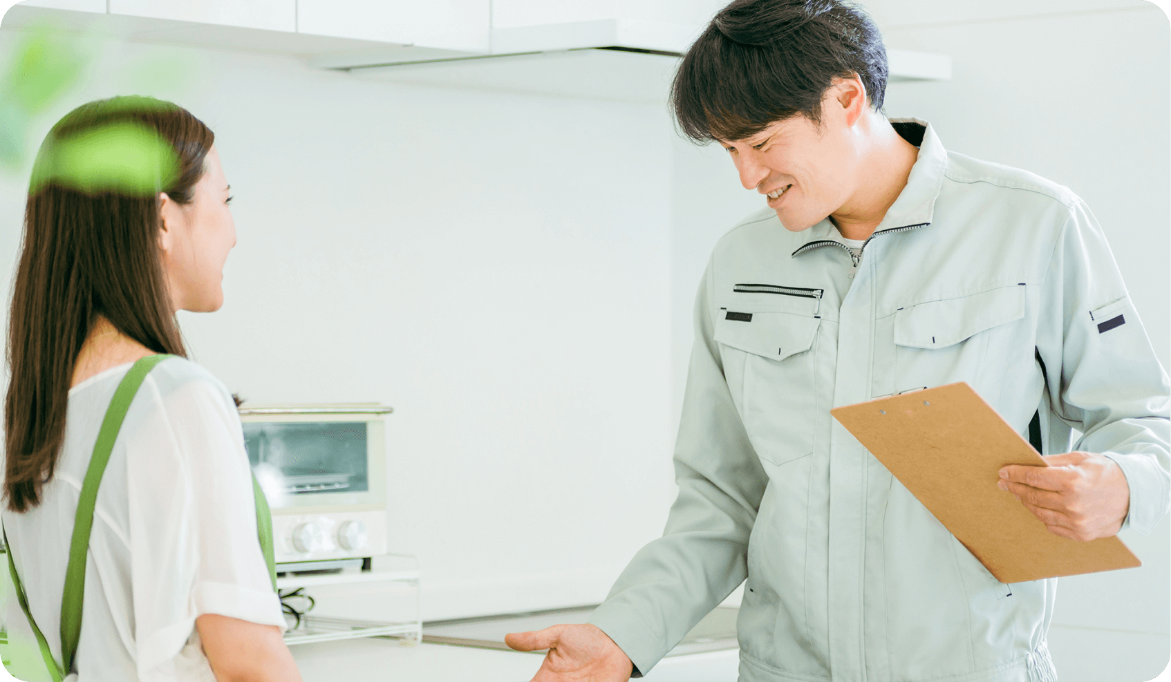 説明する作業員