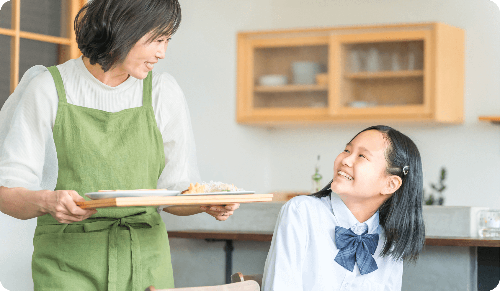 朝ごはんを持ってきた母親