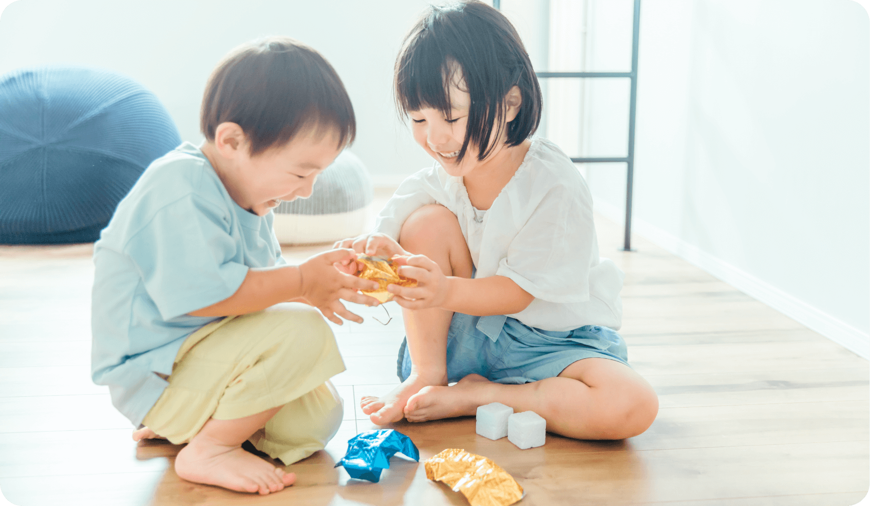 おもちゃで遊ぶ子供たち