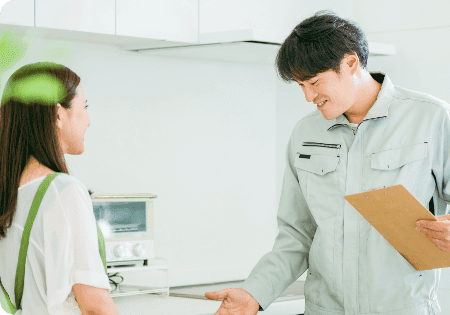 説明する作業員