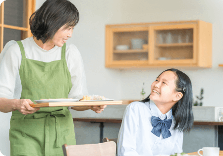 朝ごはんを持ってきた母親