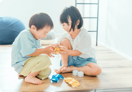 おもちゃで遊ぶ子供達